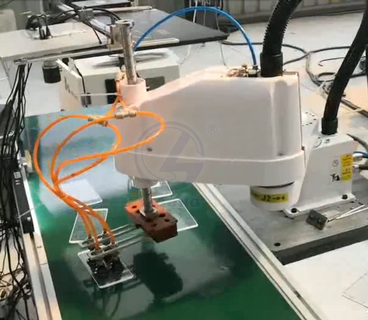 工業(yè)機器人生產流水線